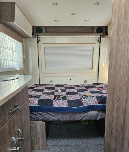 Bürstner Brevio -matkailuauton takaosa: pöytäryhmä on muunnettu vuoteeksi