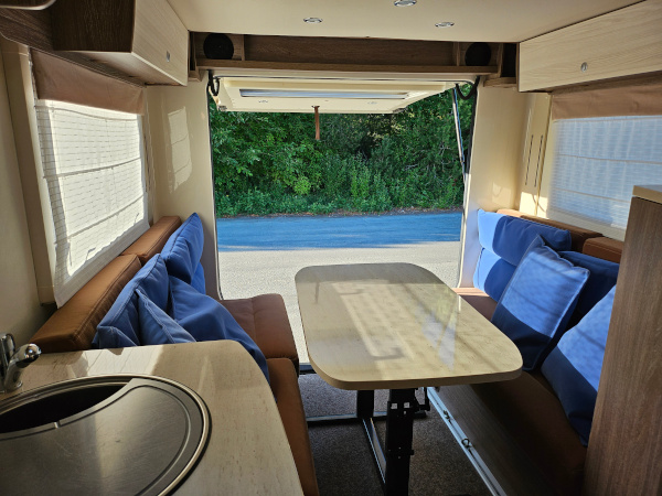 Bürstner Brevio -matkailuauton takaosassa oleva pöytäryhmä