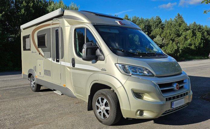 Bürstner Brevio -matkailuauto pysäköitynä