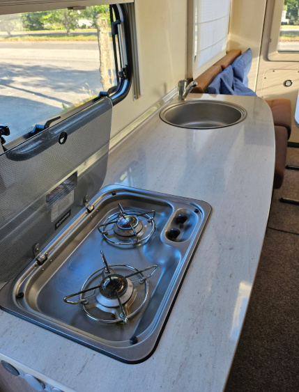 Bürstner Brevio -matkailuauton keittiötila