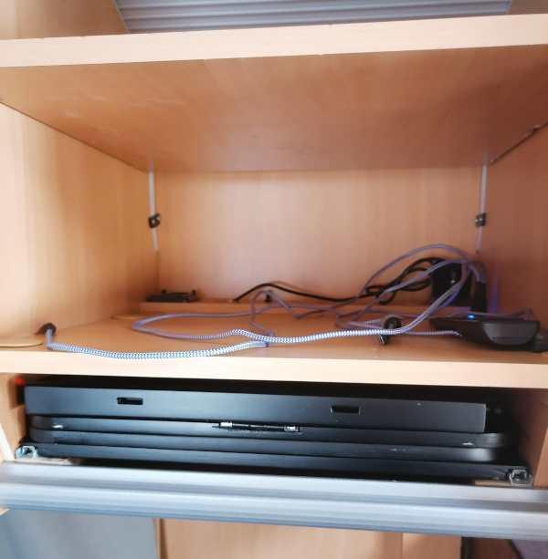 Matkailuauton rulokaappiin asennettu televisio