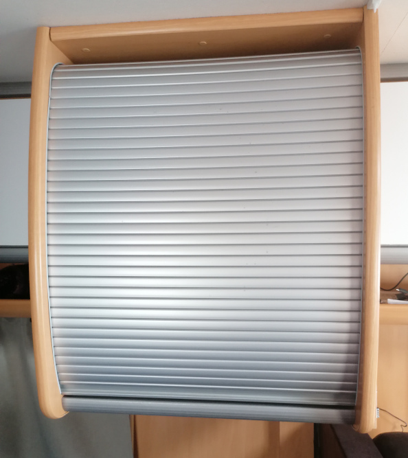 Matkailuauton rulo-ovinen kaappi